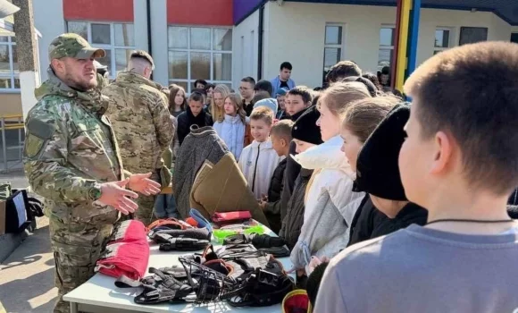 Фото до матеріалу: Кілька днів не виходила на зв'язок: рятувальники визволяли з квартири непритомну вінничанку