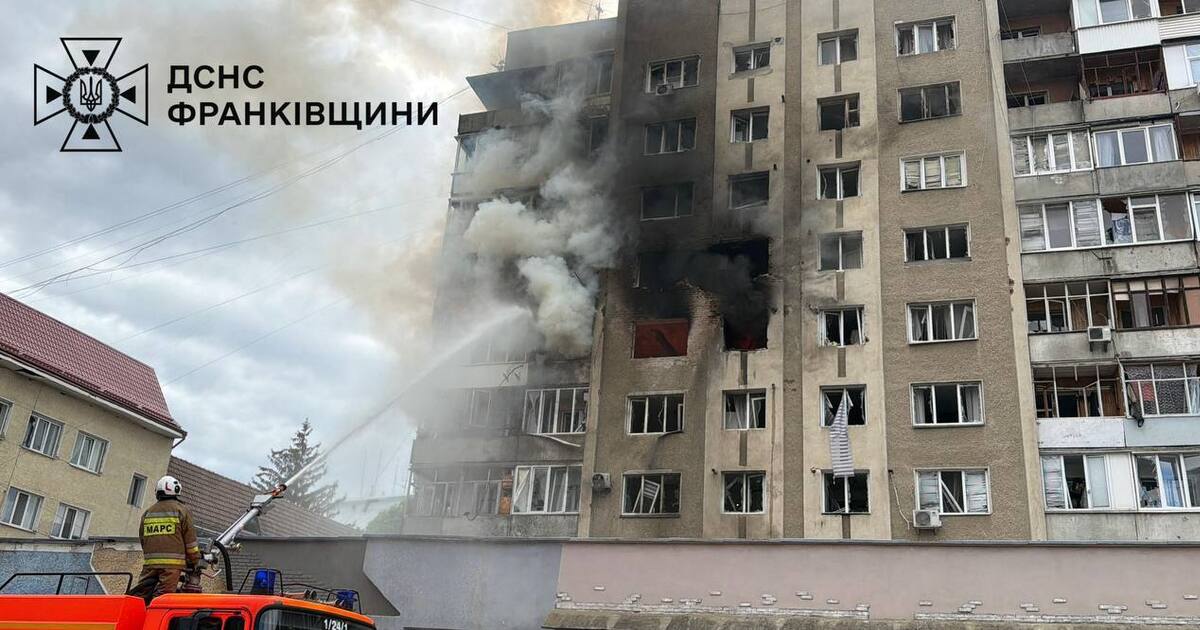 Фото до матеріалу: Росія атакувала Івано-Франківськ дронами: влучання в житловий будинок на Коновальця та пожежа