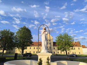 Фото до матеріалу: У Жовкві на площі Вічевій облили фігуру Матері Божої
