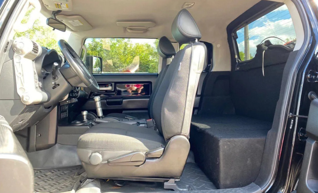 Фото до матеріалу: Унікальний Toyota FJ Cruiser 2008 року, перероблений у пікап, продають у Києві