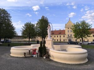 Фото до матеріалу: У Жовкві на площі Вічевій облили фігуру Матері Божої