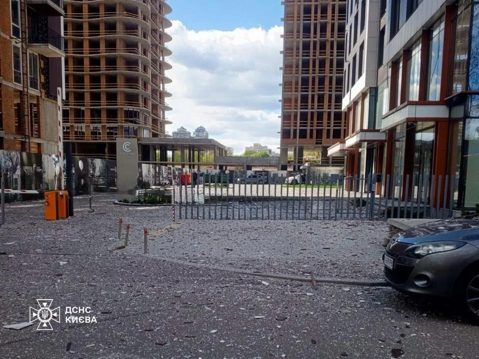 Фото до матеріалу: У Києві після атаки БпЛА пошкоджено будівлю та кладовище: ДСНС ліквідувала загоряння