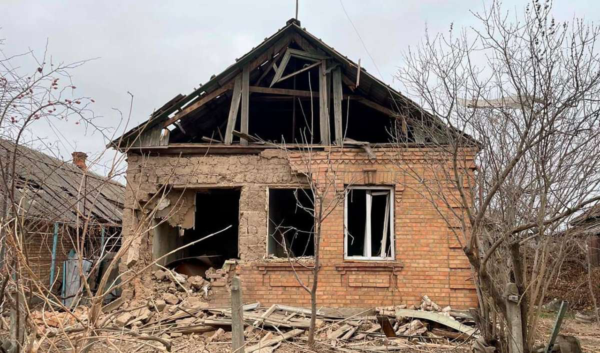 Фото до матеріалу: У Нікополі відновлюють житлові будинки, пошкоджені обстрілами