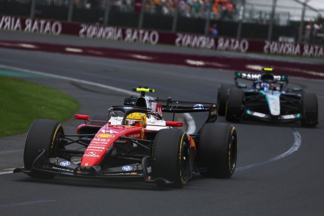 Фото до матеріалу: Льюїс Хемілтон: Ferrari бореться за перемогу, але потрібне оновлення двигуна