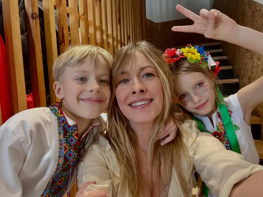 Фото до матеріалу: Олена Кравець показала рідкісне фото з дітьми-двійнятами та розповіла про їхні канікули