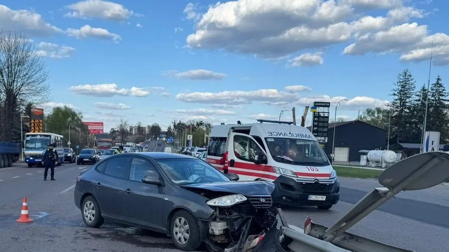 Фото до матеріалу: Біля Львова водійка в’їхала у відбійник і загинула