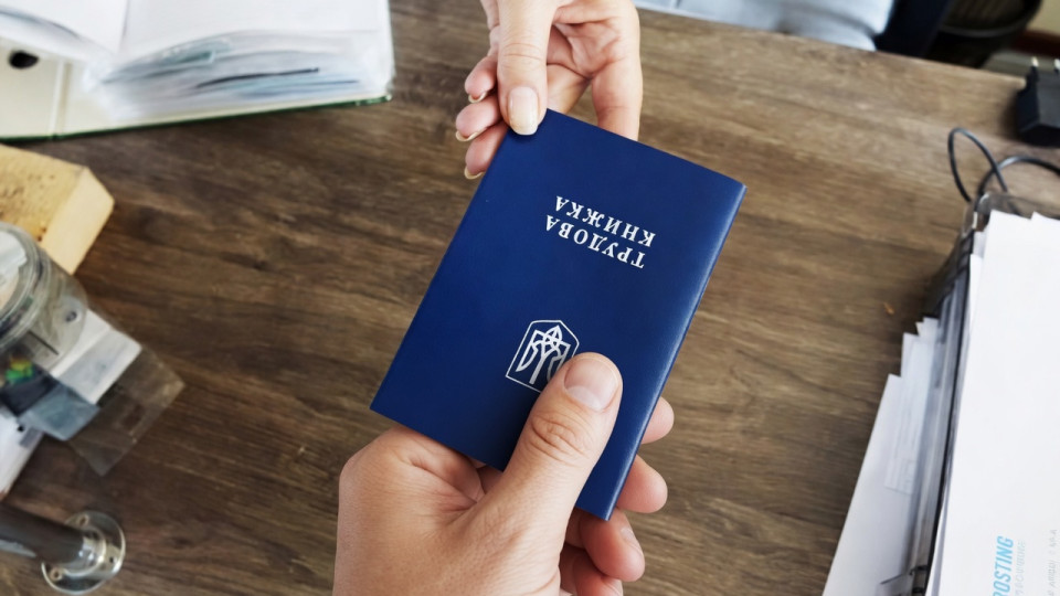 Фото до матеріалу: Пенсіонерам не потрібно подавати трудові книжки для оцифрування