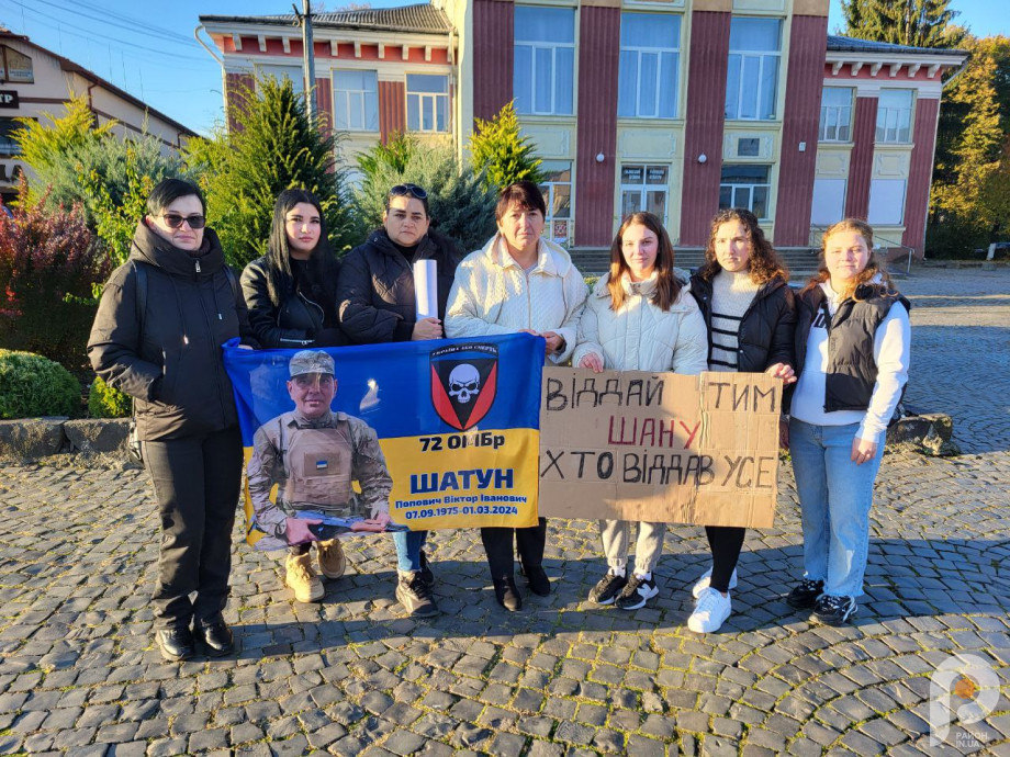 Фото до матеріалу: Хвилина мовчання у Сваляві: як жінки об'єднали місто навколо пам'яті загиблих захисників