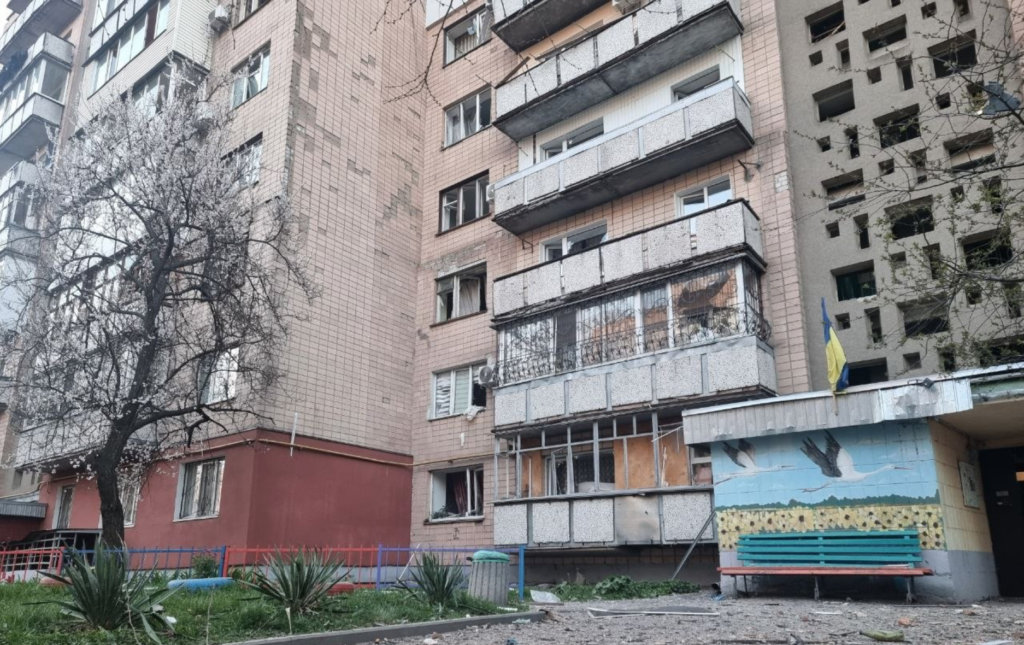 Фото до матеріалу: У міськраді пояснили, чому мешканці будинку, який пошкодила рф, самі лагодять покрівлю