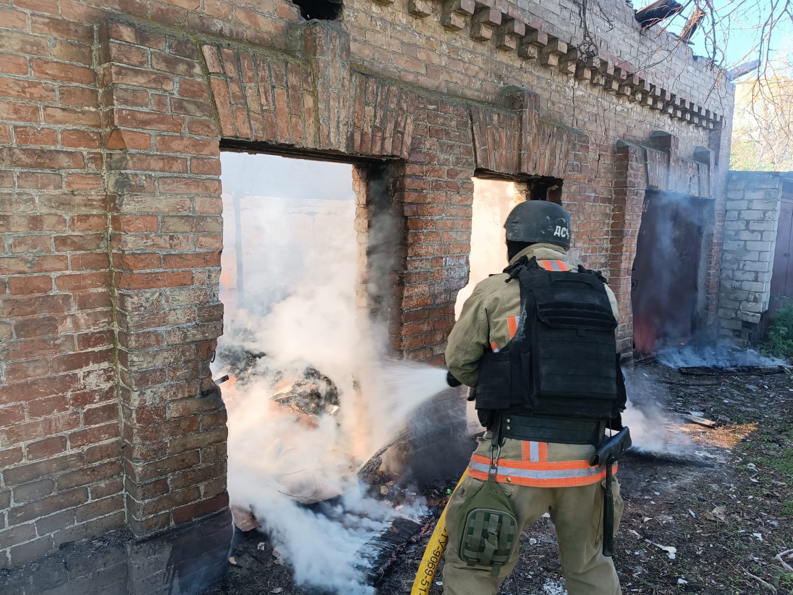 Фото до матеріалу: Ворог майже 70 разів атакував Дніпропетровщину: три райони в пожежі, троє загиблих