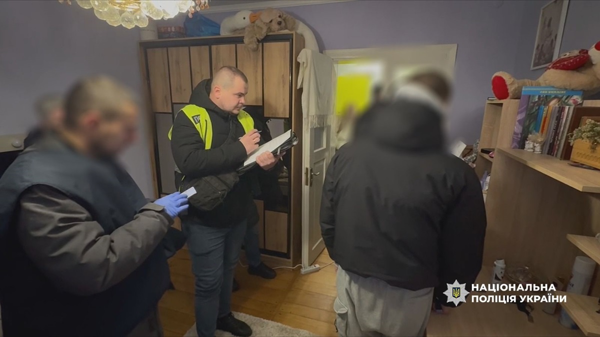 Фото до матеріалу: На Прикарпатті затримали злочинців, що вкрали 900 тисяч гривень з рахунків