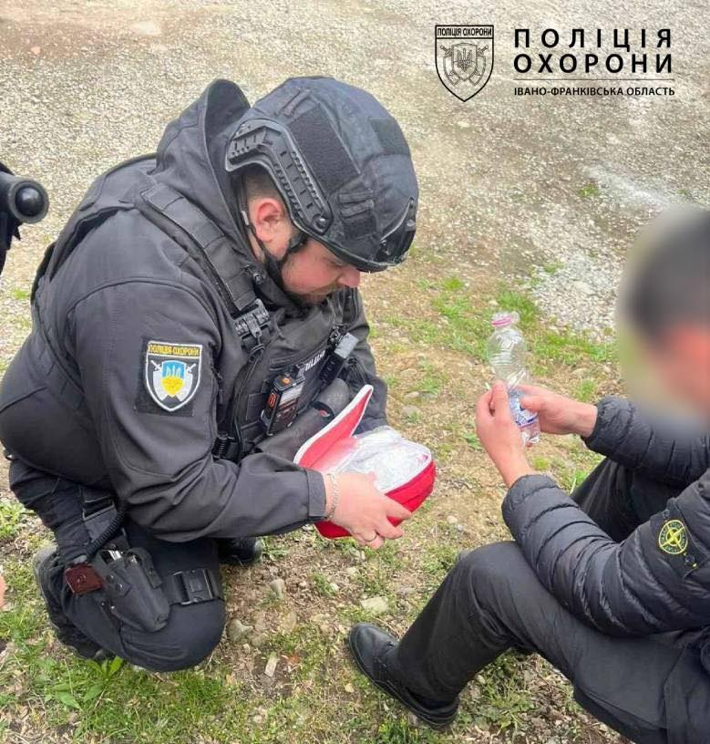 Фото до матеріалу: Поліцейські охорони Надвірної рятували знепритомнілого чоловіка на вулиці