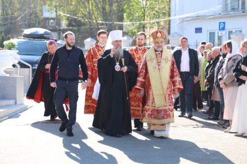 Фото до матеріалу: Митрополит Епіфаній очолив літургію в Хмельницькому та привітав Симеона з ювілеєм