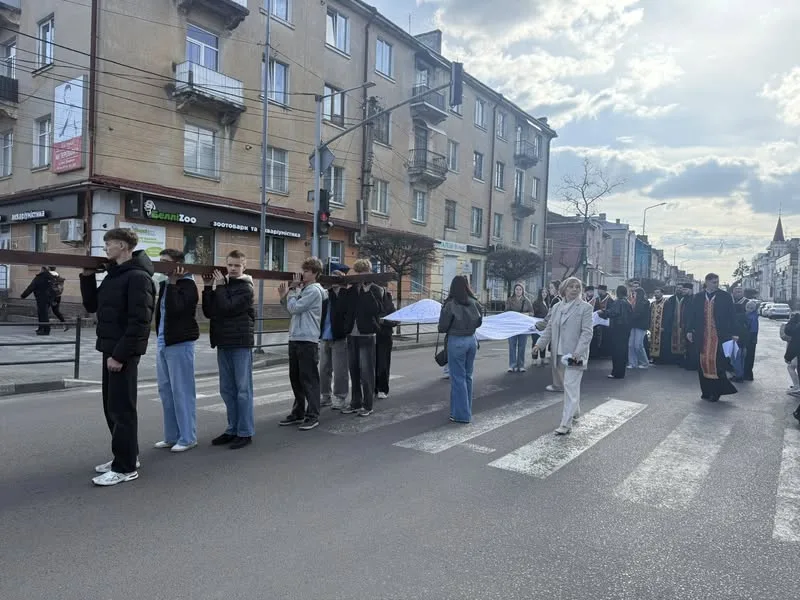 Фото до матеріалу: Молодіжна Хресна дорога у Стрию об’єднала молодь