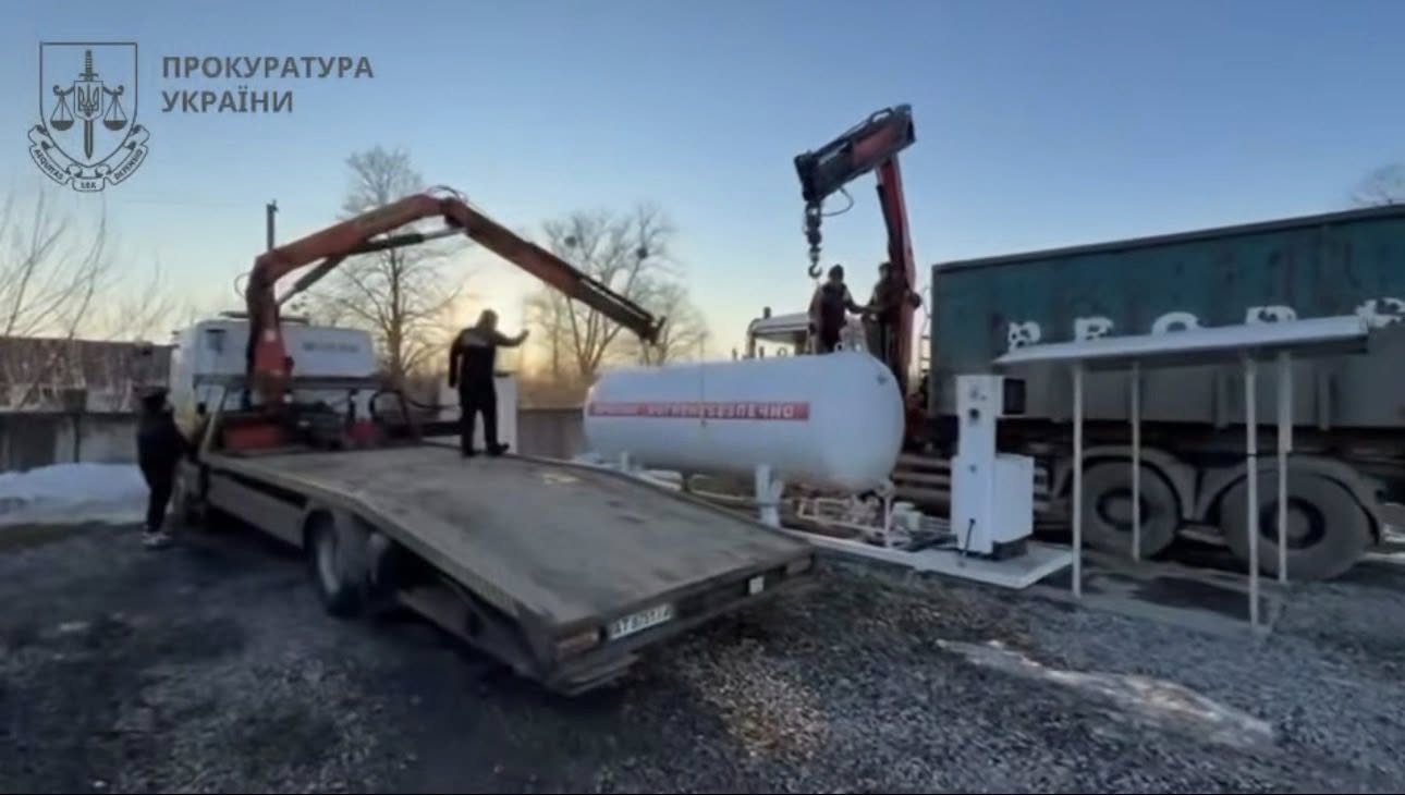 Фото до матеріалу: На Прикарпатті судитимуть організаторів нелегальних АЗС: вилучили понад 11 тисяч літрів фальсифікату
