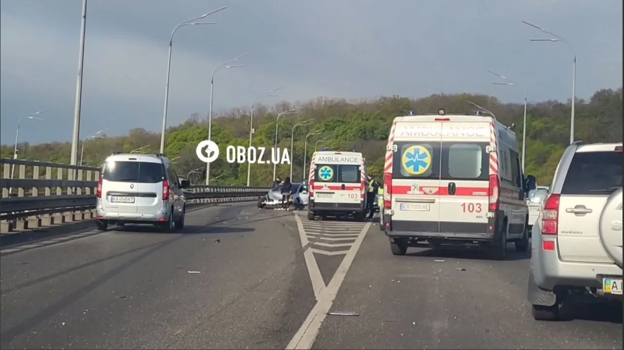 Фото до матеріалу: Смертельна ДТП на Дарницькому мосту: водій Tesla врізався в авто, є загибла