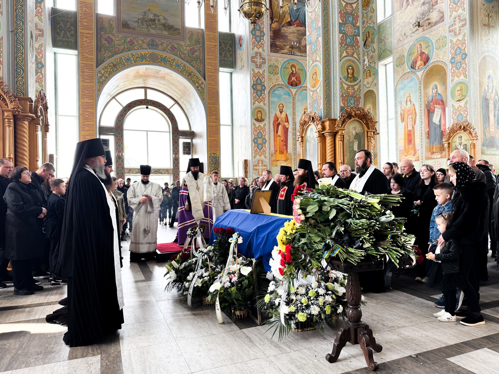 Фото до матеріалу: У Мукачеві попрощалися з полеглим захисником Володимиром Сурняком