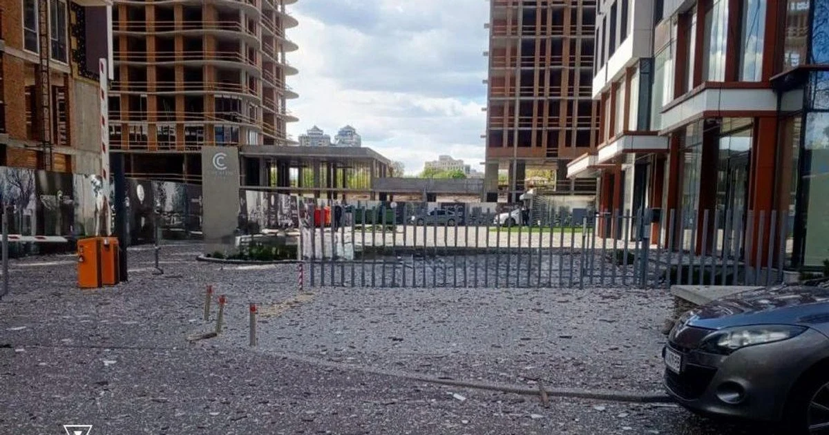Фото до матеріалу: Російські дрони атакували Київ: пошкоджено дахи та фасади у двох районах