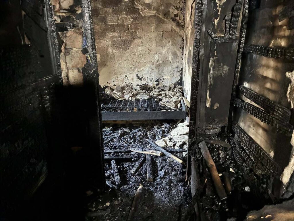 Фото до матеріалу: Комунальники прибирають пошкоджені будинки в Івано-Франківську: як оговтуватися від атаки дронів