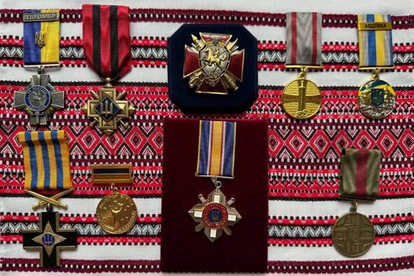 Фото до матеріалу: Володимир Зеленський вручив орденом Олександру Єлисеєву з Хмільника