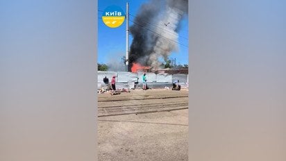 Фото до матеріалу: Масштабна пожежа на Куренівці: горять склади за ринком, дим видно здалеку