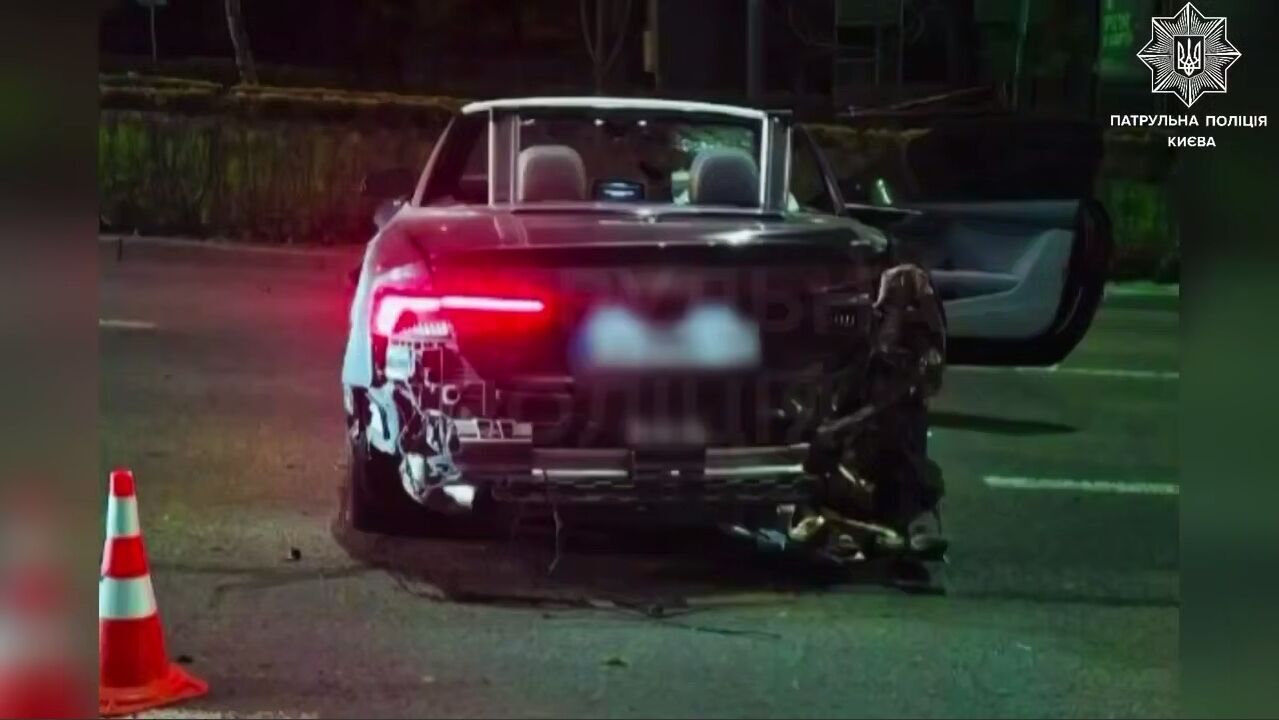 Фото до матеріалу: У Києві п’яний водій на швидкості протаранив світлофор: дивом ніхто не постраждав. Відео та подробиці