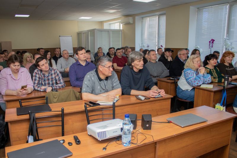 Фото до матеріалу: Педагогів Черкащини навчили сучасним методикам викладання «Захисту України»