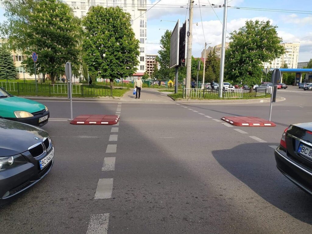 Фото до матеріалу: Чиновники Львівської міської ради перевірили острівець безпеки на Виговського