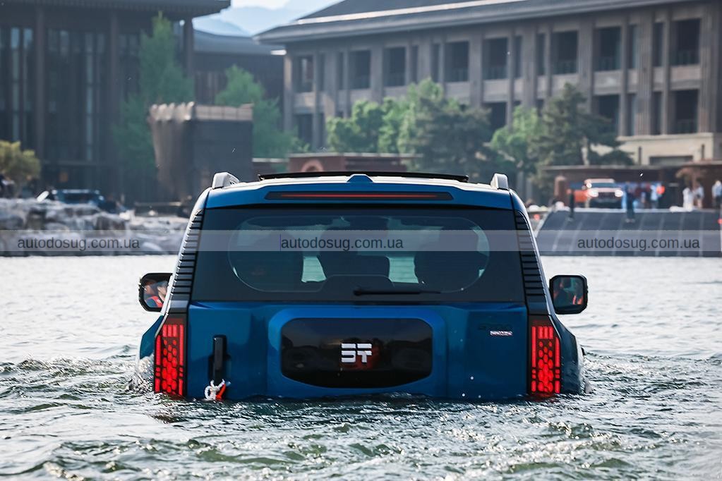 Фото до матеріалу: Jetour G700 Ark Edition: великий позашляховик, що їде по воді