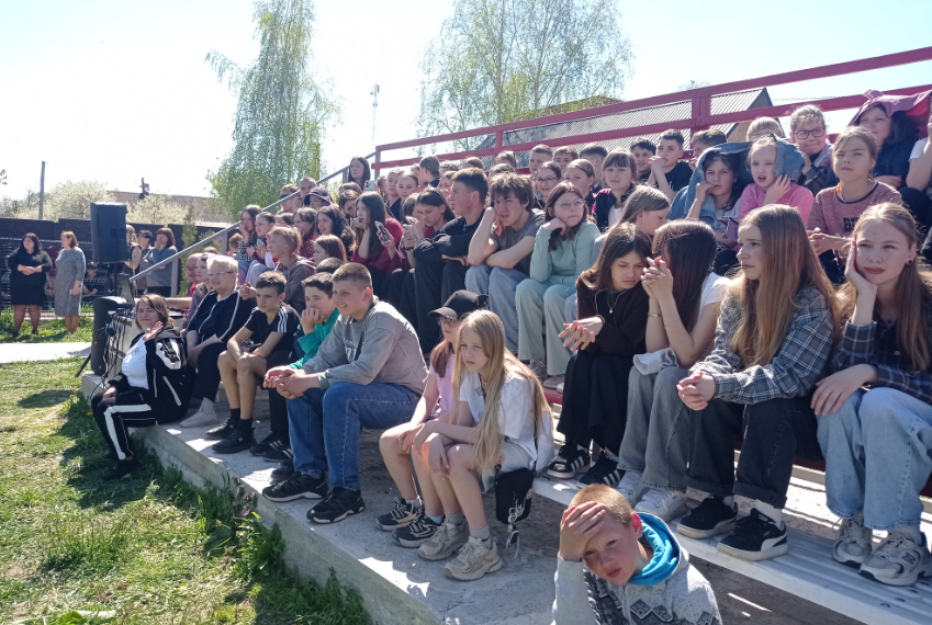 Фото до матеріалу: У Великомежиріцькому ліцеї відкрили новий футбольний стадіон