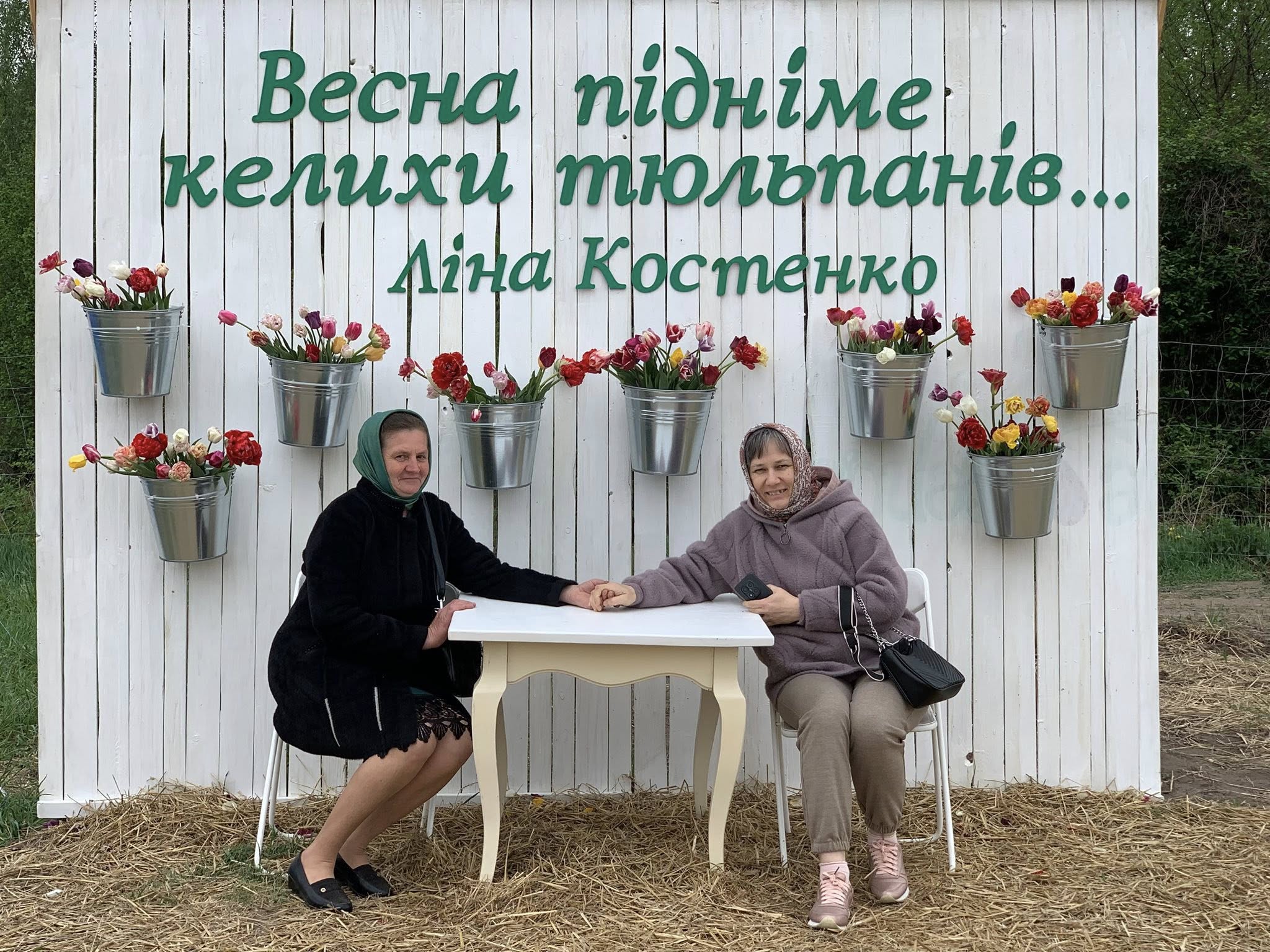 Фото до матеріалу: Мамі захисників із Велимченщини подарували день тюльпанів