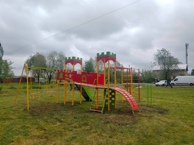 Фото до матеріалу: У Квасилові оновили дитячий майданчик «Веселка»