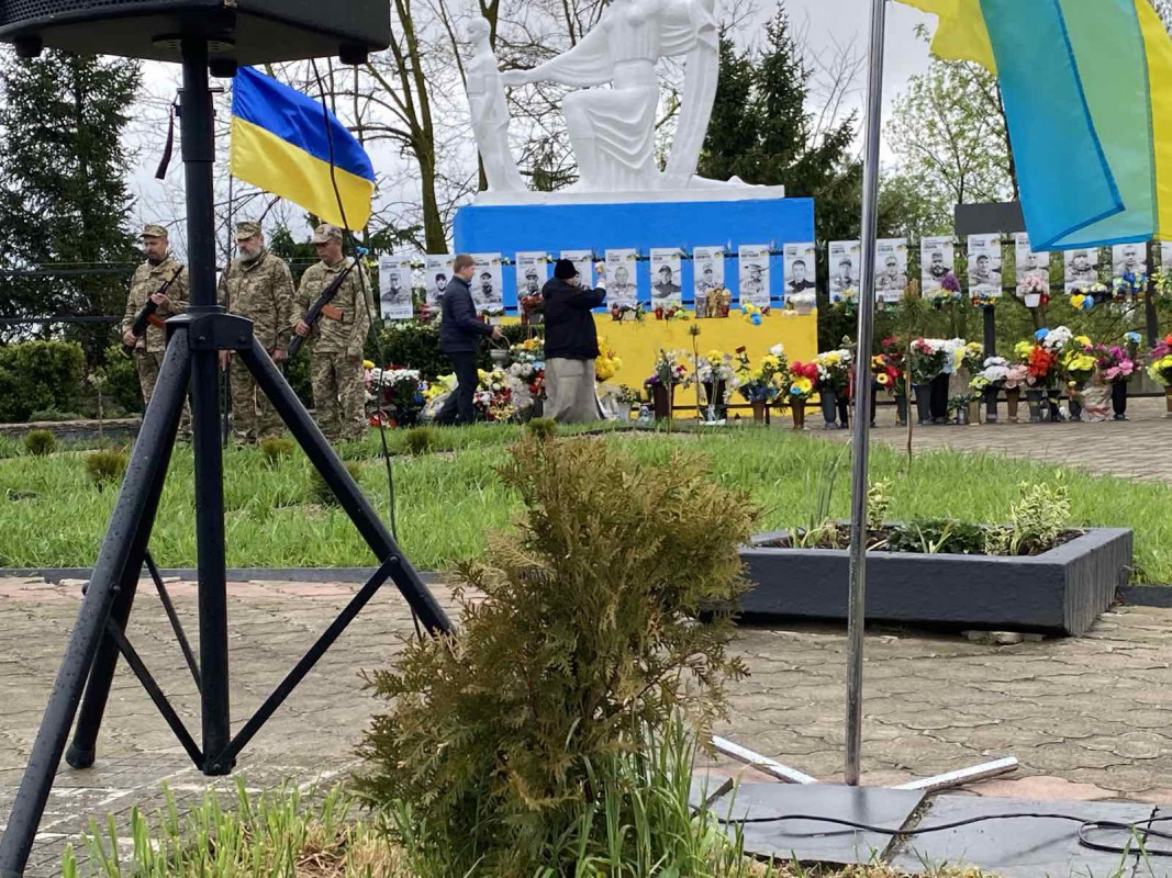 Фото до матеріалу: У Локачах вшанували полеглих захисників та відкрили нову меморіальну дошку