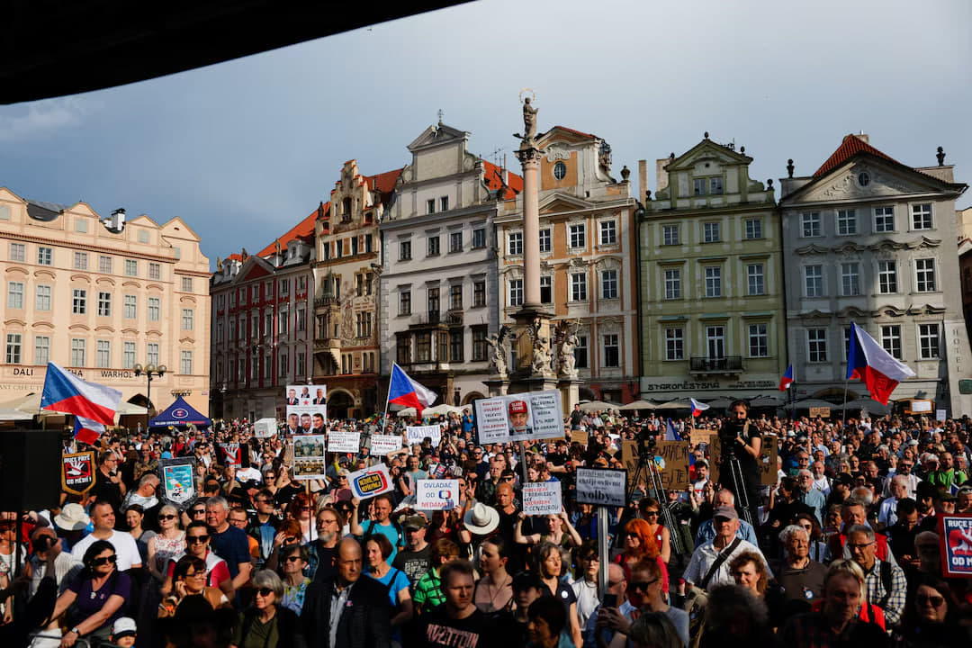 Фото до матеріалу: Тисячі чехів протестують проти загрози незалежності суспільних медіа