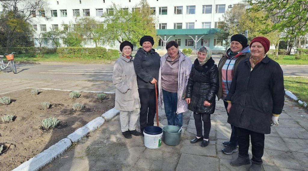 Фото до матеріалу: У Маневичах активісти висадили лаванду біля лікарні