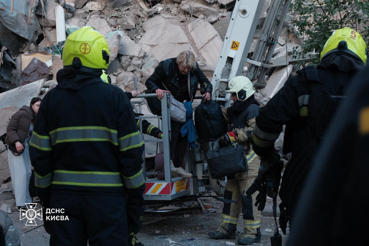 Фото до матеріалу: Росія вночі атакувала Київ: зруйнована багатоповерхівка, постраждалі та загиблий
