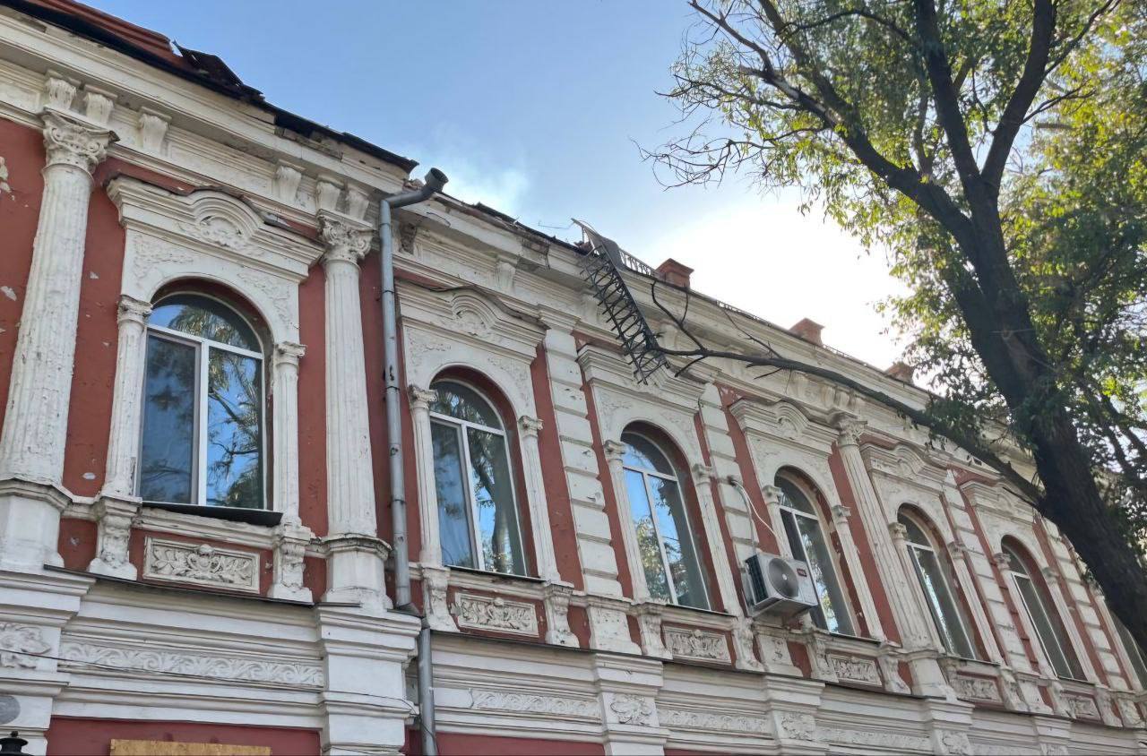 Фото до матеріалу: Нікопольщина зазнала майже 20 атак: пошкоджено будинки та інфраструктуру