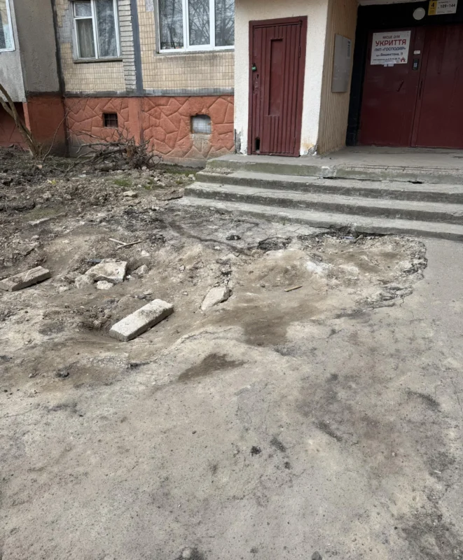Фото до матеріалу: У Львові у спальному районі утворилась глибока яма