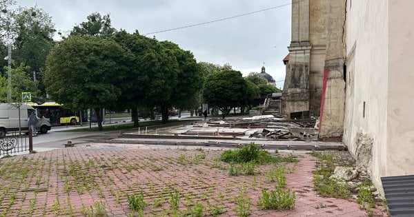 Фото до матеріалу: Львівський центр: розбирають незаконні майданчики ресторанів «Язиката теща» та «Галерея лицарів"