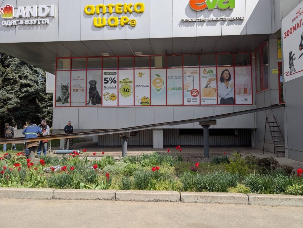 Фото до матеріалу: У Кривому Розі розкритикували облаштування пандуса в ТЦ біля зупинки «Універмаг» (фото)