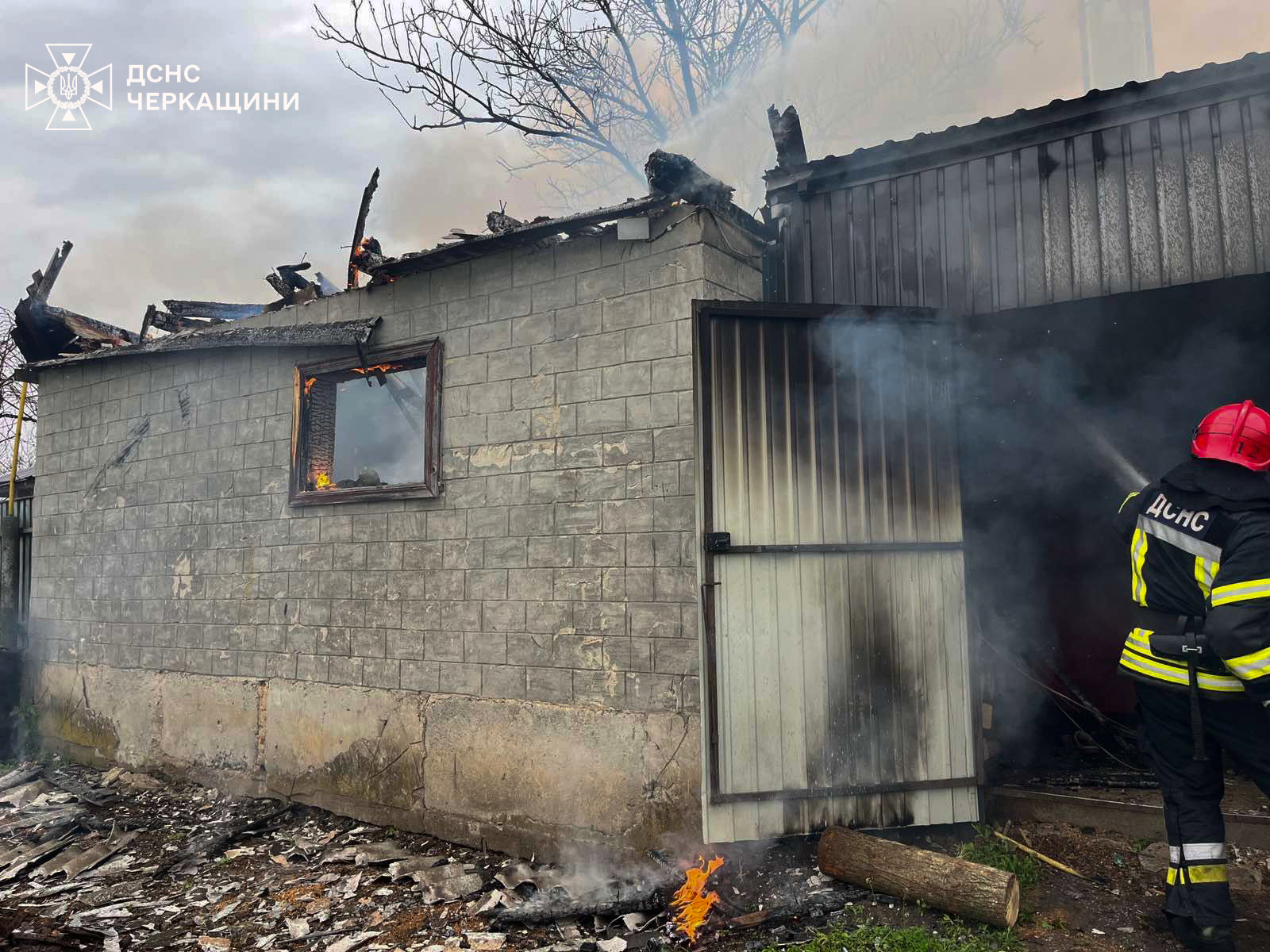 Фото до матеріалу: Отримали опіки голови і рук: на Черкащині на пожежах травмувалися дві людини (ФОТО)