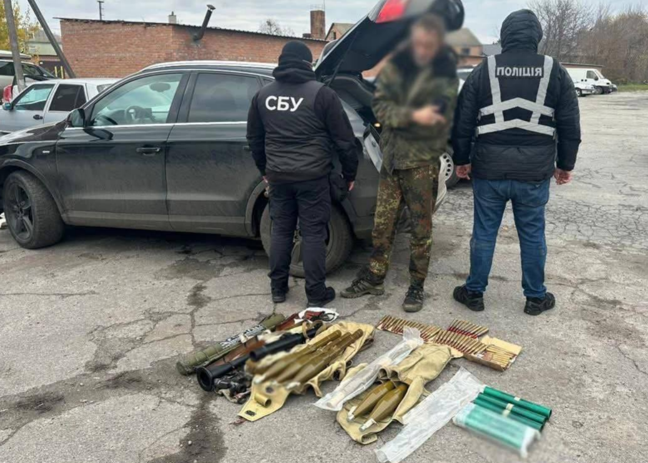 Фото до матеріалу: У Києві поліція скерувала до суду справу на 51-річного торговця зброєю, який відправляв гранатомети поштою