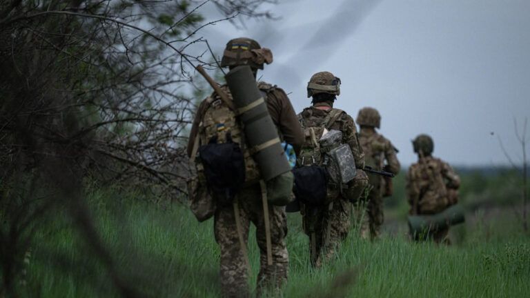 Фото до матеріалу: Чоловіки 18-22 років можуть виїхати за кордон без БЗВП: що змінюється в правилах