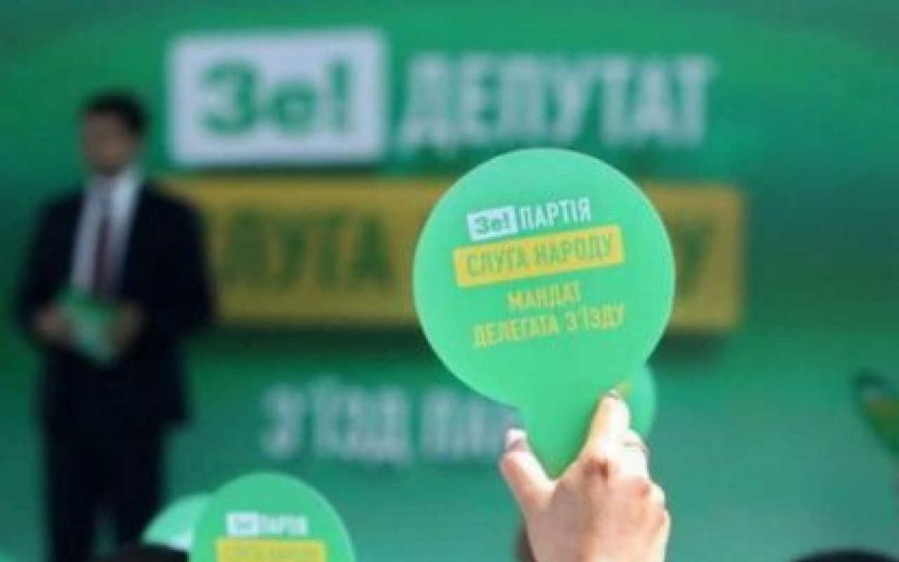 Фото до матеріалу: Конфлікт у Кіцмані: відсторонений голова громади збив замки, щоб увійти до кабінету