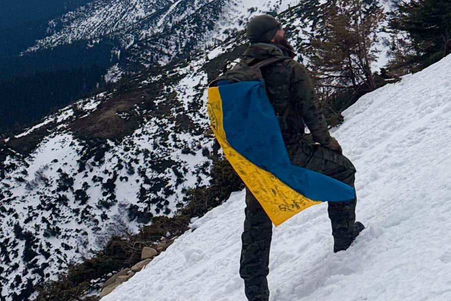 Фото до матеріалу: Поранені захисники та ветерани НГУ підняли прапор України на Говерлі в пам’ять про побратимів