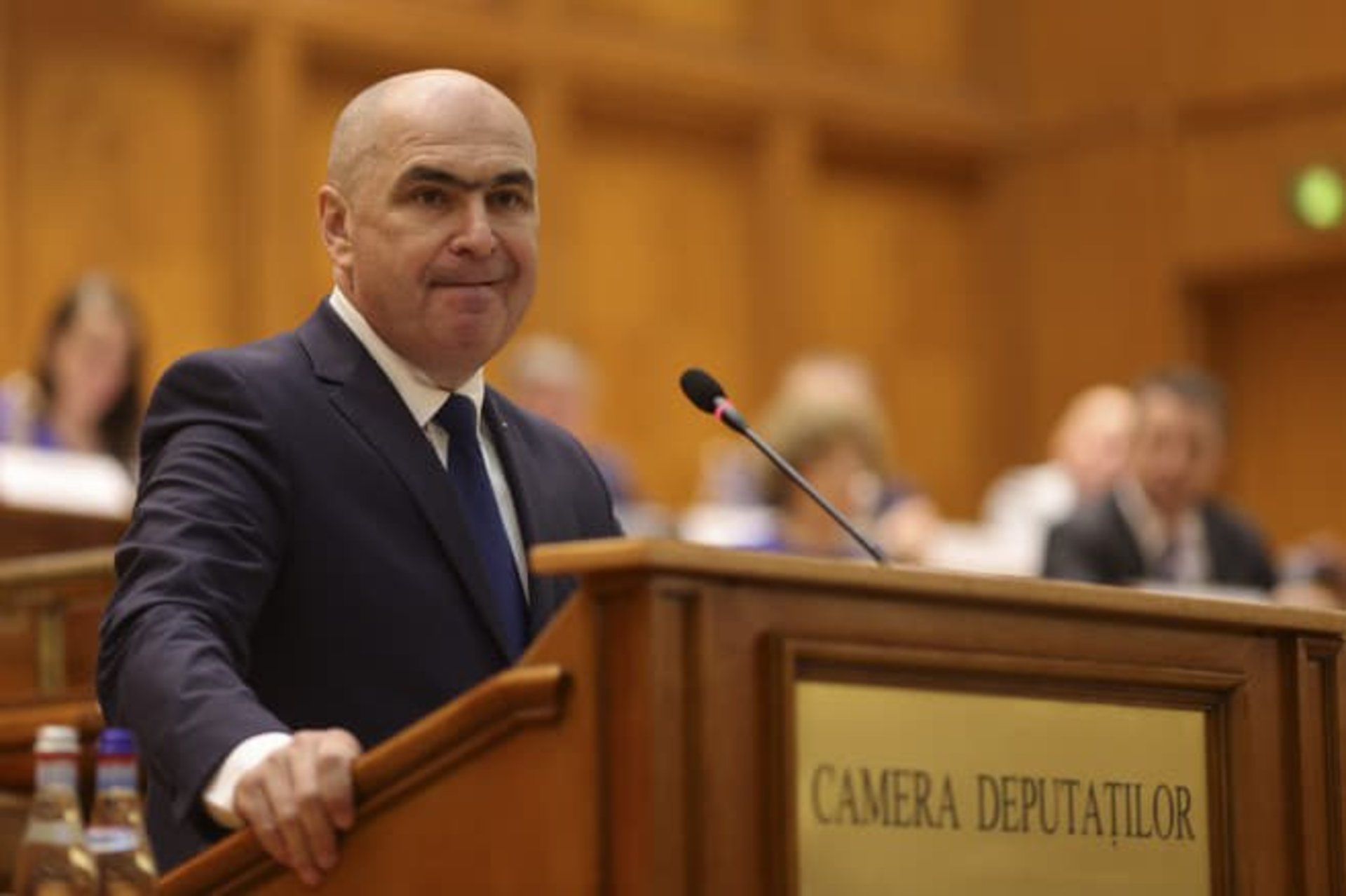 Фото до матеріалу: Парламент Румунії відправив уряд Боложана у відставку після рекордного вотуму недовіри