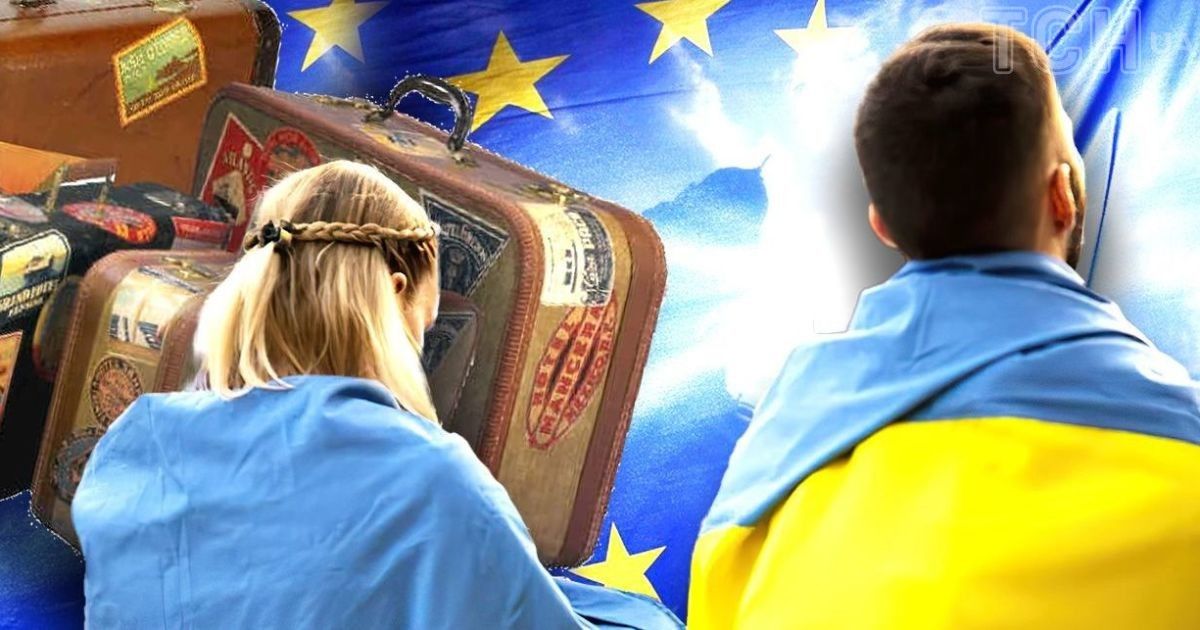 Фото до матеріалу: Монумент «Україна-мати»: 45 років історії, заміна символів та нові сенси