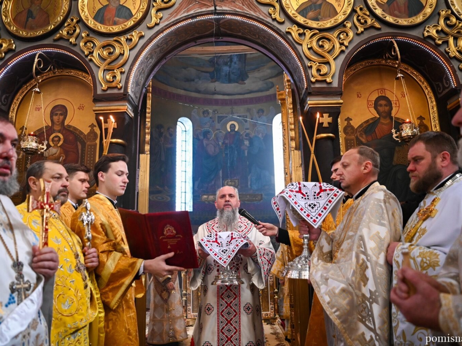 Фото до матеріалу: Митрополит Епіфаній оновив Свято-Успенський собор у Володимирі: фото з богослужіння