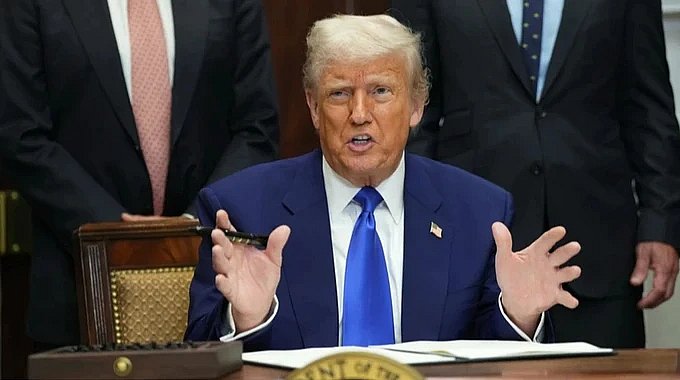 Фото до матеріалу: Трамп уникнув відповіді щодо перемир'я з Іраном після боїв у Ормузькій протоці