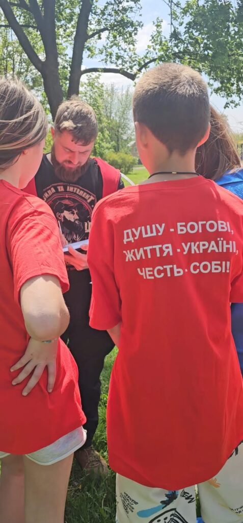 Фото до матеріалу: У Черкасах школярі готуються до «Джури»: гранати, смуга перешкод і евакуація «поранених»